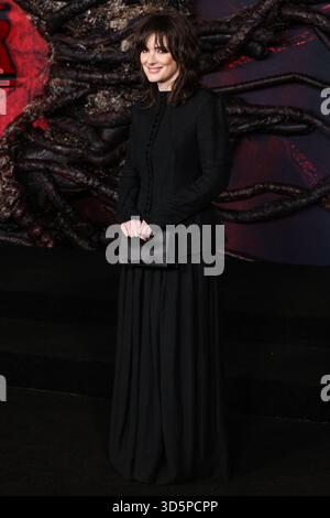 HOLLYWOOD, LOS ANGELES, KALIFORNIEN, USA - 6. NOVEMBER: Die US-amerikanische Schauspielerin Winona Ryder trägt Yohji Yamamoto SS98 RTW und kommt zur Los Angeles Premiere von Netflix 'Stranger Things' Staffel 5, die am 6. November 2025 im TCL Chinese Theatre IMAX in Hollywood, Los Angeles, Kalifornien, USA stattfindet. (Foto: Xavier Collin/Image Press Agency) Stockfoto