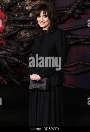 HOLLYWOOD, LOS ANGELES, KALIFORNIEN, USA - 6. NOVEMBER: Die US-amerikanische Schauspielerin Winona Ryder trägt Yohji Yamamoto SS98 RTW und kommt zur Los Angeles Premiere von Netflix 'Stranger Things' Staffel 5, die am 6. November 2025 im TCL Chinese Theatre IMAX in Hollywood, Los Angeles, Kalifornien, USA stattfindet. (Foto: Xavier Collin/Image Press Agency) Stockfoto