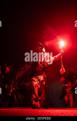 Mitglieder verschiedener Krampus - und Perchtengruppen bei einem Umzug und Krampuslauf in Elixhausen, Salzburgerland, am 15.11.2025. // Mitglieder verschiedener Krampus- und Perchtengruppen während einer Parade und Krampus-Parade in Elixhausen, Salzburg, am 15. November 2025. - 20251115 PD16799 Credit: APA-PictureDesk/Alamy Live News Stockfoto