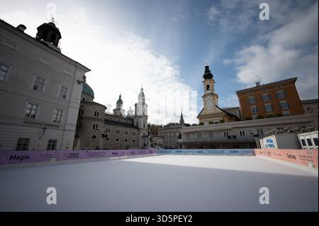 Aufbauarbeiten und Aufbau des Salzburger Christkindlmarktes am Residenzplatz und Domplatz am 11.11.2025. Im Bild: Die Eisfläche am Residenzplatz // Bauarbeiten und Aufbau des Salzburger Weihnachtsmarktes am Residenzplatz und Domplatz am 11. November 2025. - 20251111 PD20467 Stockfoto
