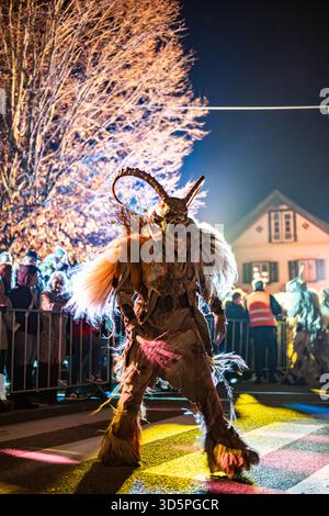 Mitglieder verschiedener Krampus - und Perchtengruppen bei einem Umzug und Krampuslauf in Elixhausen, Salzburgerland, am 15.11.2025. // Mitglieder verschiedener Krampus- und Perchtengruppen während einer Parade und Krampus-Parade in Elixhausen, Salzburg, am 15. November 2025. - 20251115 PD16905 Credit: APA-PictureDesk/Alamy Live News Stockfoto
