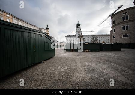 Aufbauarbeiten und Aufbau des Salzburger Christkindlmarktes am Residenzplatz und Domplatz am 11.11.2025. // Bauarbeiten und Einrichtung des Salzburger Weihnachtsmarktes am Residenzplatz und Domplatz am 11. November 2025. - 20251110 PD13982 Stockfoto