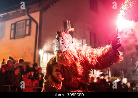 Mitglieder verschiedener Krampus - und Perchtengruppen bei einem Umzug und Krampuslauf in Elixhausen, Salzburgerland, am 15.11.2025. // Mitglieder verschiedener Krampus- und Perchtengruppen während einer Parade und Krampus-Parade in Elixhausen, Salzburg, am 15. November 2025. - 20251115 PD16887 Credit: APA-PictureDesk/Alamy Live News Stockfoto