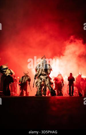 Mitglieder verschiedener Krampus - und Perchtengruppen bei einem Umzug und Krampuslauf in Elixhausen, Salzburgerland, am 15.11.2025. // Mitglieder verschiedener Krampus- und Perchtengruppen während einer Parade und Krampus-Parade in Elixhausen, Salzburg, am 15. November 2025. - 20251115 PD16877 Credit: APA-PictureDesk/Alamy Live News Stockfoto