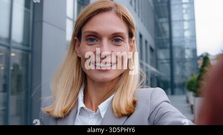 Nahaufnahme von Webcam kaukasische Geschäftsfrau mittleren Alters spricht Videoanruf Geschäftsfrau in Downtown Talk Konferenz positive weibliche Aufnahme Stockfoto