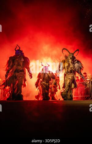 Mitglieder verschiedener Krampus - und Perchtengruppen bei einem Umzug und Krampuslauf in Elixhausen, Salzburgerland, am 15.11.2025. // Mitglieder verschiedener Krampus- und Perchtengruppen während einer Parade und Krampus-Parade in Elixhausen, Salzburg, am 15. November 2025. - 20251115 PD16846 Credit: APA-PictureDesk/Alamy Live News Stockfoto