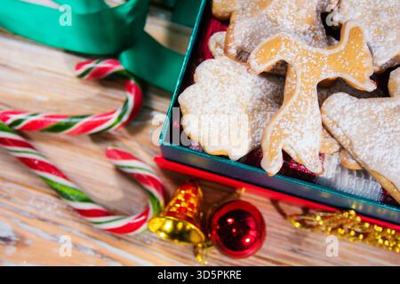 Weihnachtskekse und Bonbons auf Holztisch Stockfoto