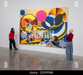 White Cube Mason's Yard, London, Großbritannien. November 2025. Além do Horizonte, eine Einzelausstellung von Beatriz Milhazes (* 1960, Rio de Janeiro), findet vom 19. November 2025-17 Januar 2026 statt. Der Titel der Ausstellung stammt von Além do Horizonte (2025), einer neuen großformatigen Wandinstallation des renommierten brasilianischen Künstlers. Ebenfalls gezeigt werden neue Collagen und Gemälde, die den Werkbestand erweitern, der ursprünglich für den Pavillon der Angewandten Künste auf der 60. Biennale in Venedig 2024 in Zusammenarbeit mit dem V&A Museum geschaffen wurde. Quelle: Malcolm Park/Alamy Live News Stockfoto
