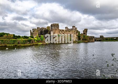 Caerphilly Castle ist die größte Burg in Wales und Großbritanniens zweitgrößte Burg, bekannt für ihre weitläufigen Wasserverteidigungen und den ikonischen Schiefen Turm. Stockfoto