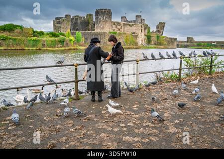 Caerphilly Castle ist die größte Burg in Wales und Großbritanniens zweitgrößte Burg, bekannt für ihre weitläufigen Wasserverteidigungen und den ikonischen Schiefen Turm. Stockfoto