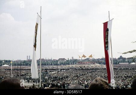 Abschlussgottesdienst des Eucharistischen Weltkongresses auf der Theresienwiese in München. [Automatisierte Übersetzung] Stockfoto