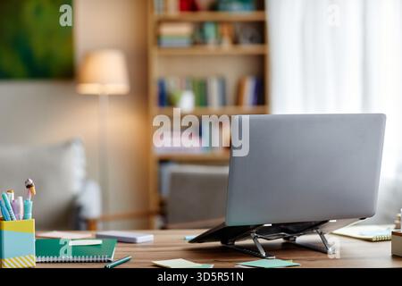 Moderne Laptops stehen tagsüber auf dem Schreibtisch im Home Office Stockfoto