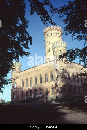Die Grenze ist verschwunden und Westberliner können nun ohne größere Formalitäten in die alten Berliner Badewannen Usedom und Rügen reisen und die Sehenswürdigkeiten, hier Jagdschloss Granitz, besuchen. [Automatisierte Übersetzung] Stockfoto