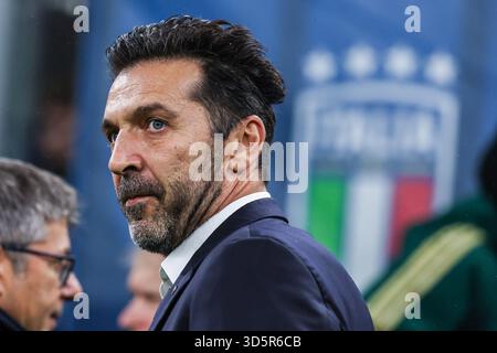 Gianluigi Buffon, Leiter der italienischen Delegation, sieht beim Qualifikationsspiel zur Fußball-Weltmeisterschaft 2026 zwischen Italien und Norwegen im San Siro Stadion in Mailand an Stockfoto