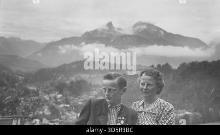 Mutter und Sohn stehen vor einer bergigen Landschaft mit Blick auf den Berchtesgarten und den Watzmann. Das Bild stammt vom Lockstein bei Schönau am Königssee. [Automatisierte Übersetzung] Stockfoto