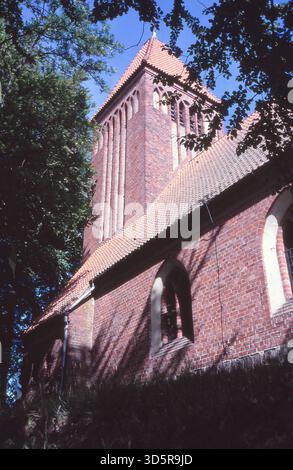 Die Grenze ist verschwunden und Westberliner können nun ohne größere Formalitäten wieder in die alten Berliner Badewannen Usedom und Rügen zurückkommen, hier eine der Backsteinkirchen auf Rügen. [Automatisierte Übersetzung] Stockfoto