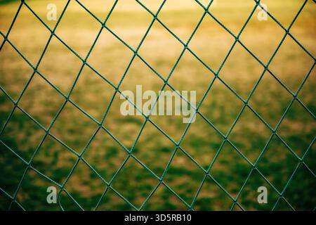 Nahaufnahme des grünen Fußballspielnetzes, detaillierte Textur gewebter synthetischer Fasern. Selektiver Fokus. Stockfoto