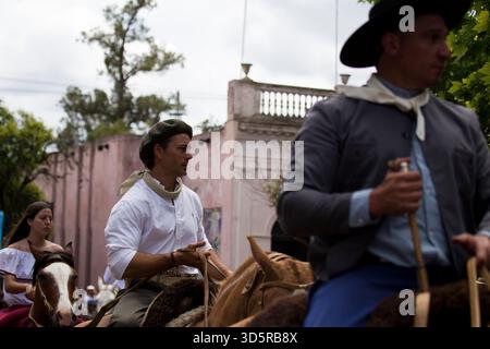 Das 86. Traditionsfest in San Antonio de Areco, Argentinien, vom 14. Bis 16. November 2025 umfasst Live-Musik, traditionelle Tänze, Volksmusik, Paraden und andere Aktivitäten im Gaucho-Stil. (Foto: Catriel Gallucci Bordoni/NurPhoto)0 Credit: NurPhoto SRL/Alamy Live News Stockfoto