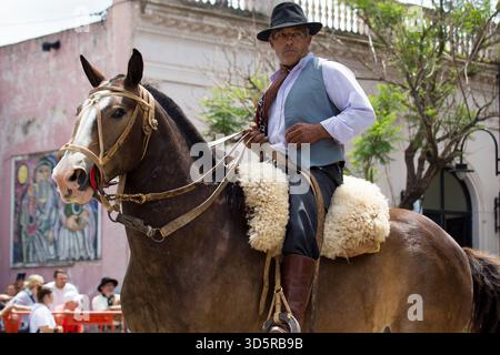 Das 86. Traditionsfest in San Antonio de Areco, Argentinien, vom 14. Bis 16. November 2025 umfasst Live-Musik, traditionelle Tänze, Volksmusik, Paraden und andere Aktivitäten im Gaucho-Stil. (Foto: Catriel Gallucci Bordoni/NurPhoto)0 Credit: NurPhoto SRL/Alamy Live News Stockfoto