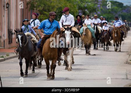 Das 86. Traditionsfest in San Antonio de Areco, Argentinien, vom 14. Bis 16. November 2025 umfasst Live-Musik, traditionelle Tänze, Volksmusik, Paraden und andere Aktivitäten im Gaucho-Stil. (Foto: Catriel Gallucci Bordoni/NurPhoto)0 Credit: NurPhoto SRL/Alamy Live News Stockfoto