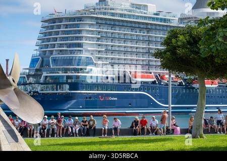 Deutsche Kreuzfahrtpassagiere mit Tui Kreuzfahrtschiff mein Schiff entspannen im Hintergrund. Las Palmas, Gran Canaria, Kanarische Inseln, Spanien Stockfoto