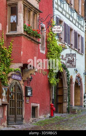 Malerische Straße mit traditionellen Fachwerkhäusern, Riquewihr, Haut-Rhin, Grand Est, Frankreich Stockfoto
