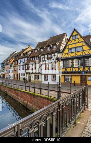 Fachwerkhäuser, Quai de la Poissonnerie, Colmar, Oberrhein, Grand Est, Frankreich Stockfoto