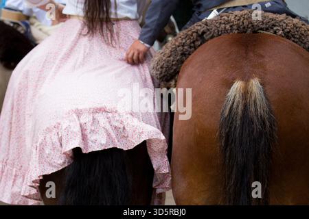 Das 86. Traditionsfest in San Antonio de Areco, Argentinien, vom 14. Bis 16. November 2025 umfasst Live-Musik, traditionelle Tänze, Volksmusik, Paraden und andere Aktivitäten im Gaucho-Stil. (Foto: Catriel Gallucci Bordoni/NurPhoto)0 Credit: NurPhoto SRL/Alamy Live News Stockfoto