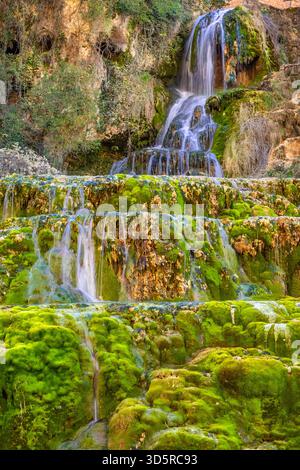 Wasserfall Orbaneja del Castillo, Point of geological Interest, Orbaneja del Castillo, mittelalterliches Dorf, Comarca del Páramo, Sedano-Tal, Burgos, Stockfoto