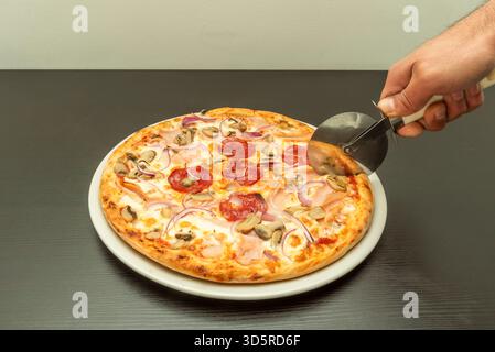 Einige frische Basilikumblätter am Ende sorgen für einen aromatischen Kontrast und einen Hauch von Farbe, die die Wärme ausgleicht. Stockfoto