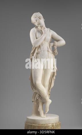 Diese Marmorskulptur von Antonio Canova zeigt eine Tänzerin mit dem Finger auf dem Kinn, zeigt detaillierte Anatomie, fließende Drapierung, ausdrucksstarke Geste, ausgewogene Pose, klassischer Einfluss, lebensechte Proportionen, anmutige Haltung, die zwischen 1819 und 1823 aus einem Modell geschnitzt wurde, das 1809–1814 geschaffen wurde, das neoklassizistische italienische Bildhauertechniken und Handwerkskunst auf einer Basis veranschaulicht. Stockfoto