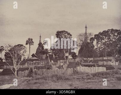 Foto des Nordeingangs der Shwe Dagon Pagode in Rangun, aufgenommen von Linnaeus Tripe im November 1855, mit dem Tor, Schnitzereien und umliegenden architektonischen Elementen. Stockfoto