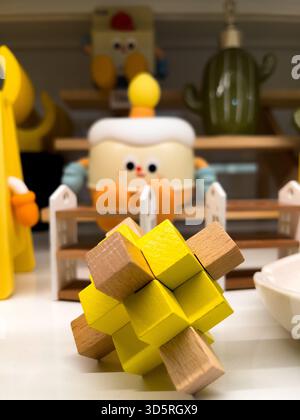 Bukit Bintang, Kuala Lumpur, Malaysia - 17. November 2025 : abstrakte Figuren mit breiten Augen mit Büchern und einigen Dekorationen Stockfoto