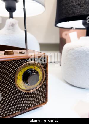 Bukit Bintang, Kuala Lumpur, Malaysia - 17. November 2025 - Radio im Vintage-Stil und moderne Technik auf einem weißen Tisch Stockfoto