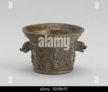 Dieser italienische Druck aus dem 16. Jahrhundert zeigt einen Mörser mit Drachen- und Delfinkopfgriffen aus dem frühen 16. Jahrhundert. Die Gravur zeigt dekorative Motive und italienisches Renaissance-Design. Stockfoto