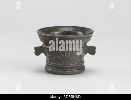 Dieser italienische Druck aus dem 16. Jahrhundert zeigt einen Mörser, der mit Laub und Akanthusblättern aus dem frühen 16. Jahrhundert verziert ist. Die Gravur zeigt dekorative Motive und italienisches Renaissance-Design. Stockfoto