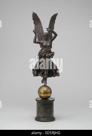 Diese Marmorskulptur von Antonio Canova zeigt eine weibliche Figur mit Flügeln, fließenden Vorhängen, ausgestreckten Armen, detaillierter Anatomie, anmutiger Haltung, ausgewogene Komposition, klassischer Einfluss auf die antike Skulptur, geschaffen um 1803–1806, beispielhaft für neoklassische Techniken, Aufmerksamkeit für Proportionen und skulpturale Handwerkskunst auf einer Basis. Stockfoto