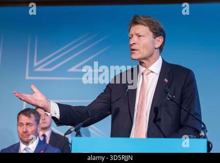 London, Großbritannien. November 2025. Richard Tice, Parlamentsabgeordneter für Boston und Skegness und stellvertretender Leiter der Reform UK, hält eine Pressekonferenz. Er legt dar, wie die Reform Geld bei den Ausgaben des Rates einsparen kann. Quelle: Mark Thomas/Alamy Live News Stockfoto