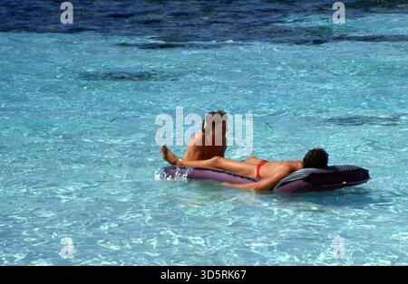Wer drängt wen? In Ari Atoll 1989 [automatisierte Übersetzung] Stockfoto