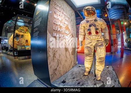 Neil Armstrong Neil Armstrong Neil Armstrong Neil Armstrong Neil Armstrong Neil Armstrong Neil Armstrong Neil Armstrongs A-7L Lunar-Raumanzug ist im Smithsonian National Air and Space Museum ausgestellt. Dieser legendäre Anzug wurde von Armstrong während der Apollo 11 Mission getragen, als er am 20. Juli 1969 seinen historischen „kleinen Schritt“ auf die Mondoberfläche machte. Der von ILC Industries gebaute A-7L-Anzug bot lebenswichtigen Schutz, Schutz vor extremen Temperaturen, Strahlung und Mikrometeoroiden. Im Hintergrund ist auch das Apollo 11 Command Module Columbia ausgestellt. Eine markante Schaufensterwand f Stockfoto
