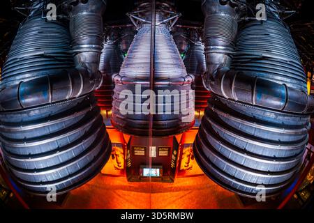 Smithsonian National Air and Space Museum F1 Saturn V Triebwerke Washington DC // WASHINGTON DC — F-1 Raketenantriebe, die die erste Stufe der Saturn V-Rakete der NASA antrieben, sind im Smithsonian National Air and Space Museum zu sehen. Diese leistungsstarken Triebwerke waren entscheidend für den Start der Apollo-Missionen zum Mond. Jeder F-1-Motor erzeugte 1,5 Millionen Pfund (6,7 MN) Schub. Die Saturn V war die größte und leistungsstärkste Rakete, die jemals gebaut wurde, und spielte eine entscheidende Rolle bei der Erforschung des menschlichen Weltraums. Das Museum ist eine bedeutende Institution, die sich der Geschichte der Luftfahrt und der Raumfahrt widmet. Stockfoto