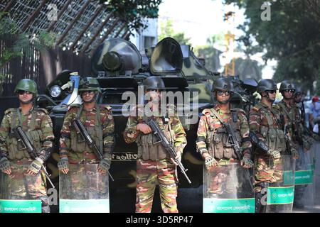 Dhaka, Bangladesch. November 2025. Bangladeschs Sicherheitspersonal steht am 17. November 2025 vor dem Internationalen Strafgerichtshof (IKT) im Bereich des Obersten Gerichtshofs in Dhaka, Banladesch, Wache. Das Internationale Strafgerichtshof 1 wird das Urteil gegen den abgesetzten Premierminister Scheich Hasina und zwei ihrer Top-Helfer verkünden. Scheich Hasina wird wegen Verbrechen gegen die Menschlichkeit, einschließlich Mordes, im Zusammenhang mit dem Aufstand im Juli 2024 angeklagt. Foto: Habibur Rahman/ABACAPRESS.COM Credit: Abaca Press/Alamy Live News Stockfoto