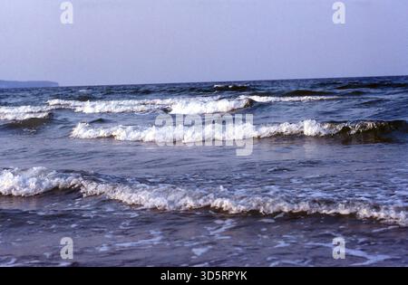 Die Grenze ist verschwunden, Westberliner können jetzt ohne größere Formalitäten wieder in den alten Berliner Bädern Usedom und Rügen schwimmen gehen, hier kann man die Brandung am Binz Strand sehen [automatisierte Übersetzung] Stockfoto
