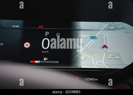 Luxury Car Cluster zeigt Park, 0 km/h, Karte mit V16 und iela Street Stockfoto