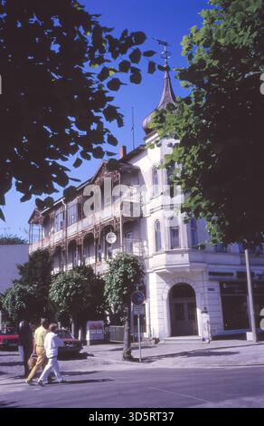Die Grenze ist verschwunden und Westberliner können nun ohne größere Formalitäten wieder in die alten Berliner Bäder Usedom und Rügen einsteigen. Ein Großteil der alten Kurarchitektur ist hier in Binz (1992) erhalten. [Automatisierte Übersetzung] Stockfoto
