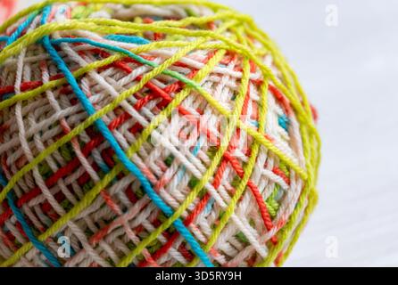 Farbenfrohes Wollgarn in Nahaufnahme, das weiche Fasern, Textur und leuchtende Farben hervorhebt, ideal für Themen rund um Stricken, Kunsthandwerk und Textilien Stockfoto