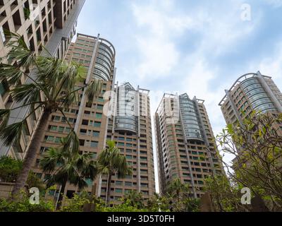 Taipei, Taiwan - 16. November 2024: Ein flacher Blick auf moderne, luxuriöse Wohnhäuser vor einem bewölkten Himmel. Stockfoto