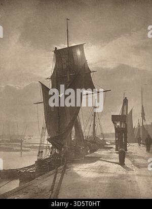 Ein Foto von Frank Meadow Sutcliffe aus den 1890er Jahren mit dem Titel Sunshine and Shadow. Das Werk zeigt Figuren im Freien mit Licht- und Schatteneffekten und hebt die britischen Fotografietechniken des späten 19. Jahrhunderts hervor. Stockfoto