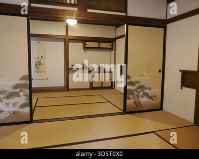 Taipei, Taiwan - 16. November 2024: Innenraum eines traditionellen japanischen Waschtischs mit Tatami-Matten und bemalten Fusuma-Schiebetüren, wahrscheinlich in einer Stunde Stockfoto