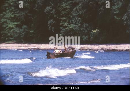 Die Grenze ist verschwunden, und Westberliner können nun ohne größere Formalitäten wieder in den alten Berliner Badewannen Usedom und Rügen schwimmen. Hier sehen Sie einen kleinen Küstenabschnitt mit einem Ruderboot [automatisierte Übersetzung] Stockfoto